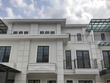 DIJUAL RUMAH DI KOMPLEK JEWEL PARK JALAN STARBAN