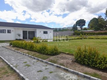 Casa de venta por estrenar en Checa