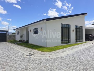 Casa de venta por estrenar en Checa