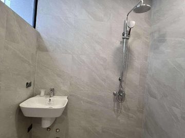 3 Storey Townhouse for Sale in Obrero Quezon City 4 Bedrooms near Kamuning  - JB
