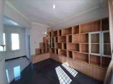 Dijual Rumah 2 Lt di Gayungsari, Dekat Al Hikmah & Polda