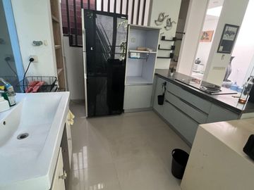 Semi Furnished Rumah Graha Family Kawasan Elit Harga bisa Nego