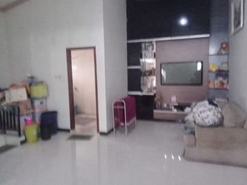 Turun Harga! Rumah SHM 300m² di Gisikdrono, Selangkah ke Columbia Asia