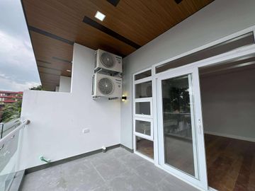 5 BR Townhouse in Brgy Central Quezon City For Sale near UP Diliman, Claret School, Ateneo, Miriam SD