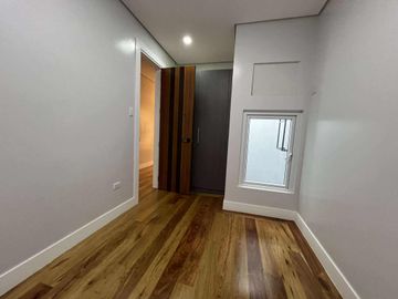 5 BR Townhouse in Brgy Central Quezon City For Sale near UP Diliman, Claret School, Ateneo, Miriam SD