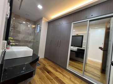 5 BR Townhouse in Brgy Central Quezon City For Sale near UP Diliman, Claret School, Ateneo, Miriam SD