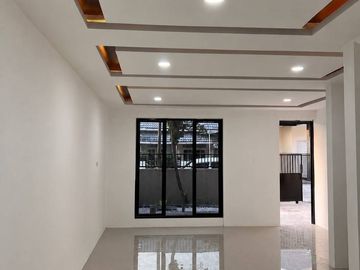 rumah NGINDEN INTAN Akses jalan 2 mobil longgar