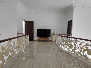 RUMAH MEWAH  LOKASI STRATEGIS
