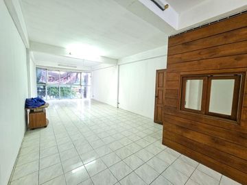 97994 - ขายอาคารพาณิชย์ 5 ชั้นครึ่ง ติดถนนซุปเปอร์ไฮเวย์ เชียงใหม่-ลำปาง ใกล้แยกข่วงสิงห์ ทำเลศักยภาพ เหมาะสำหรับธุรกิจและการลงทุน