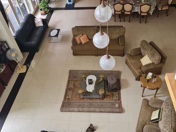 Rumah 2 Lantai 4+2 Kamar di Jalan Utama Sektor 7