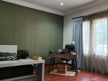 Rumah 2 Lantai 4+2 Kamar di Jalan Utama Sektor 7