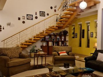 Rumah 2 Lantai 4+2 Kamar di Jalan Utama Sektor 7