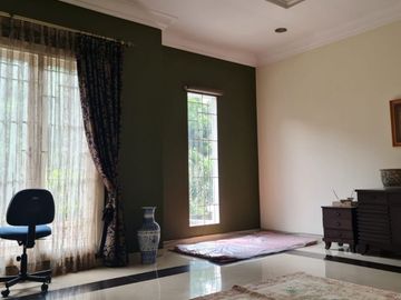 Rumah 2 Lantai 4+2 Kamar di Jalan Utama Sektor 7
