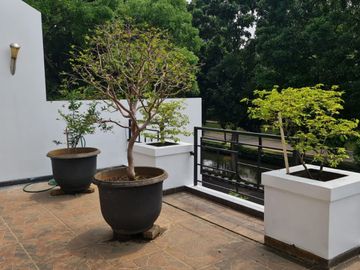 Rumah 2 Lantai 4+2 Kamar di Jalan Utama Sektor 7