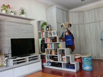 Rumah 2 Lantai 4+2 Kamar di Jalan Utama Sektor 7