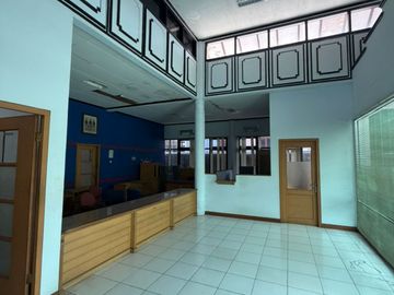 [DISEWAKAN] Gedung Kantor Premium & Strategis di Jl. Gajah Mada, Klungkung – Siap Pakai