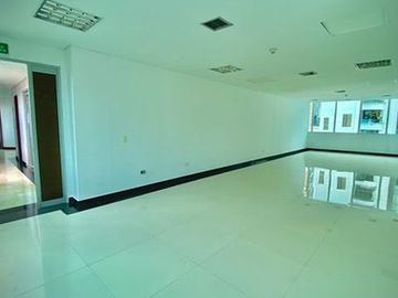LOCAL COMERCIAL EN VENTA SECTOR ANTONIA SANTOS CENTRO EMPRESARIAL FENIX BUCARAMANGA