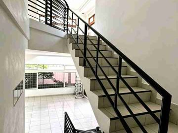 RUMAH LUXURY DALAM KOMPLEK MAMPANG PRAPATAN, DENGAN PRIVATE POOL, JAKARTA SELATAN