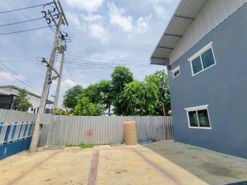 โกดังให้เช่า  พร้อมออฟฟิศ มีบ้านพักคนงาน  ลำลูกกา คลอง 7
พื้นที่ใช้สอย 825 ตร.ม. รถใหญ่เข้า-ออกสะดวก พร้อมใช้งานทันที