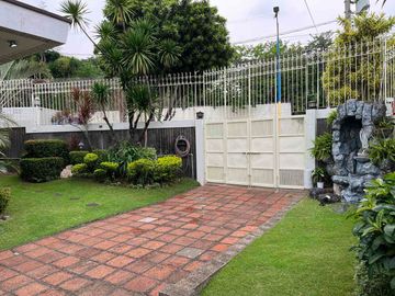 CORNER HOUSE FOR SALE MANDALUYONG NEAR ROCKWELL
