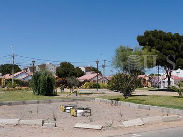 ARRIENDO CASA EN PUERTAS DEL MAR, SIN MUEBLES AÑO CORRIDO
