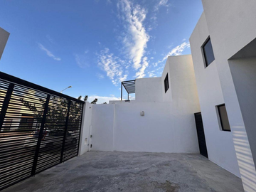 ¡Excelente Oportunidad! Casa Cómoda con Amplio Terreno y 2 Estacionamientos