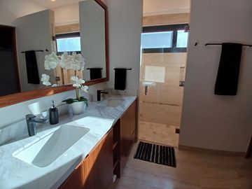 DISCOVER YOUR NEW HOME $ 779,000 USD 4 RECS | 4.5 BAÑOS | PRIVATE CLUBHOUSE | GYM | SPORTS BAR | PLAY ROOM | BIG POOL AND MORE