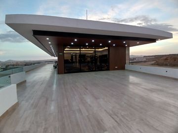 DISCOVER YOUR NEW HOME $ 779,000 USD 4 RECS | 4.5 BAÑOS | PRIVATE CLUBHOUSE | GYM | SPORTS BAR | PLAY ROOM | BIG POOL AND MORE