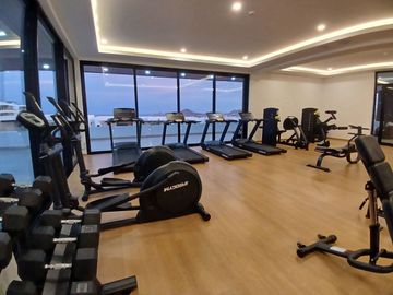 DISCOVER YOUR NEW HOME $ 779,000 USD 4 RECS | 4.5 BAÑOS | PRIVATE CLUBHOUSE | GYM | SPORTS BAR | PLAY ROOM | BIG POOL AND MORE