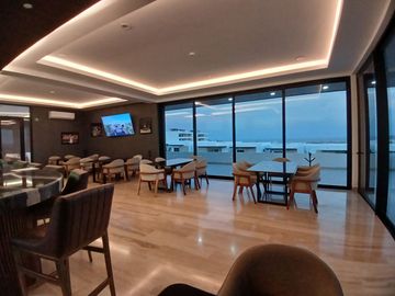 DISCOVER YOUR NEW HOME $ 779,000 USD 4 RECS | 4.5 BAÑOS | PRIVATE CLUBHOUSE | GYM | SPORTS BAR | PLAY ROOM | BIG POOL AND MORE