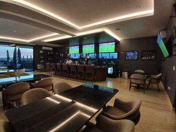 DISCOVER YOUR NEW HOME $ 779,000 USD 4 RECS | 4.5 BAÑOS | PRIVATE CLUBHOUSE | GYM | SPORTS BAR | PLAY ROOM | BIG POOL AND MORE