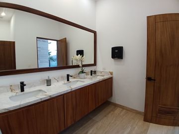 DISCOVER YOUR NEW HOME $ 779,000 USD 4 RECS | 4.5 BAÑOS | PRIVATE CLUBHOUSE | GYM | SPORTS BAR | PLAY ROOM | BIG POOL AND MORE