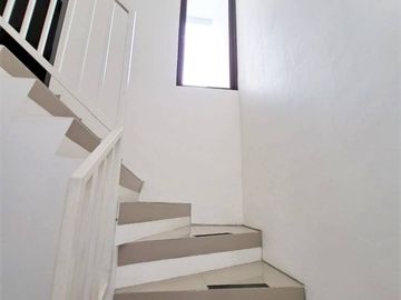 DIJUAL RUMAH MODERN CANTIK SEMI FURNISH GRAHA BINTARO (DM98)