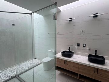 Espectacular Casa en Venta en Fracc. LomAlta, Morelia | Diseño Moderno, Roof Garden y Amenidades Premium  Vive con comodidad, seguridad y exclusividad
