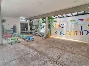 Renta de Escuela en Cancun en inmejorable zona colonia Álamos casi Av. Fonatur con alberca, salones, oficinas de control escolar, dirección, etc.