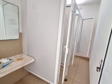 Renta de Escuela en Cancun en inmejorable zona colonia Álamos casi Av. Fonatur con alberca, salones, oficinas de control escolar, dirección, etc.