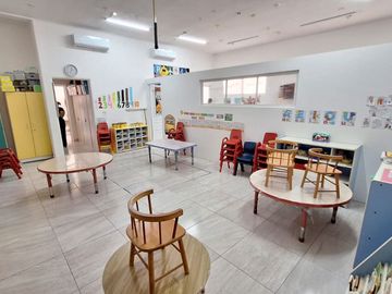 Renta de Escuela en Cancun en inmejorable zona colonia Álamos casi Av. Fonatur con alberca, salones, oficinas de control escolar, dirección, etc.