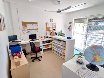 Renta de Escuela en Cancun en inmejorable zona colonia Álamos casi Av. Fonatur con alberca, salones, oficinas de control escolar, dirección, etc.