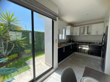 Diseño Moderno, Patio Trasero y Cocina Equipada | ¡Conócela!