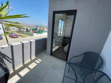 Diseño Moderno, Patio Trasero y Cocina Equipada | ¡Conócela!