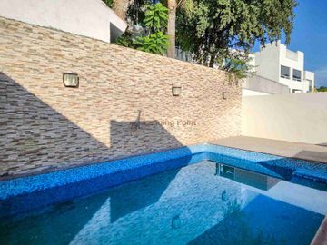 Casa en venta remodelada, alberca y terraza panorámica en zona sur de Monterrey