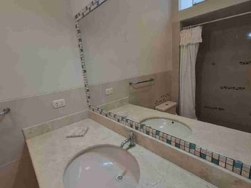 VENTA CASA EN CONDOMINIO CON TERRAZA EN GERANIOS - Frente a Parque