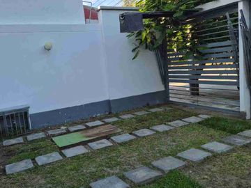 VENTA CASA EN CONDOMINIO CON TERRAZA EN GERANIOS - Frente a Parque