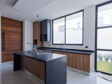CASA EN VENTA EN FRACCIONAMIENTO LOMAS DE ANGELOPOLIS, PUEBLA.