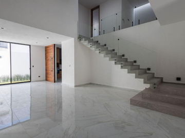 CASA EN VENTA EN FRACCIONAMIENTO LOMAS DE ANGELOPOLIS, PUEBLA.