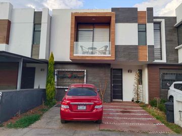 se vende casa en Fracc Lartessi en Altozano