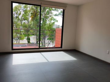 Casa en Renta en La Carcaña, San Andrés Cholula, con Alberca Techada y Suite Principal con Balcón