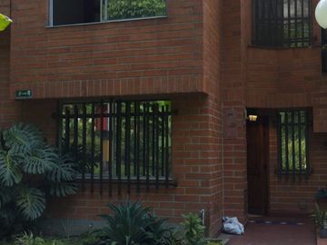 CASA DE 2 NIVELES ENVIGADO UNIDAD CERRADA