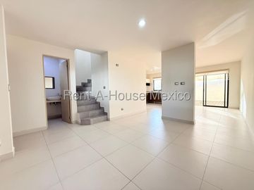 Renta Casa Dentro de Condominio Privado en Zibata 3 Recamaras 3 Baños Jardin y Cochera