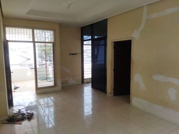 Bangunan 3 Lantai Rumah Darmo Indah Timur